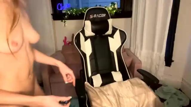 Image 3 of petitegirluvsdick Stream on Chaturbate on 12 months ago