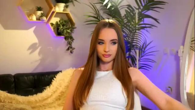 Image 8 of petitegonwiild Stream on Chaturbate on 25 days ago
