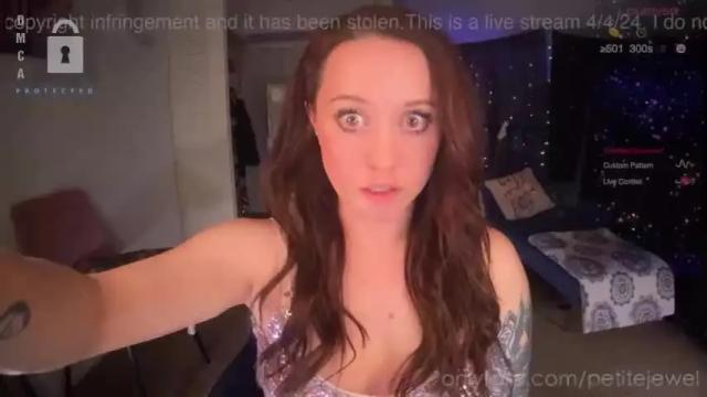 Image 4 of petitejewel Stream on Chaturbate on 14 months ago