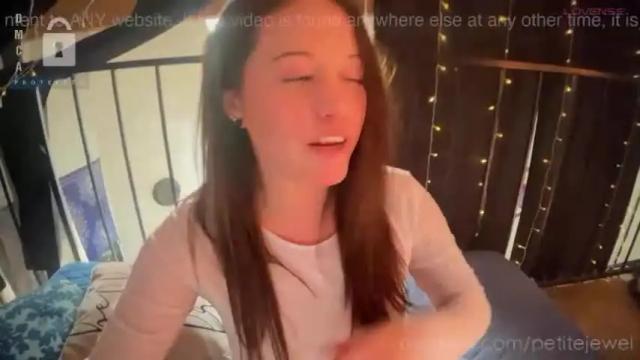 Image 8 of petitejewel Stream on Chaturbate on 14 months ago