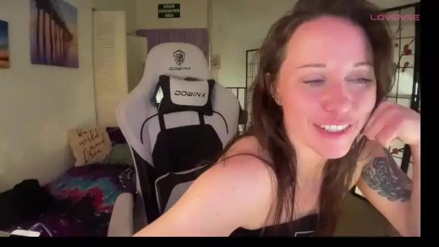 Image 8 of petitejewel Stream on Chaturbate on 2 months ago