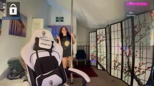 Image 7 of petitejewel Stream on Chaturbate on 29 days ago