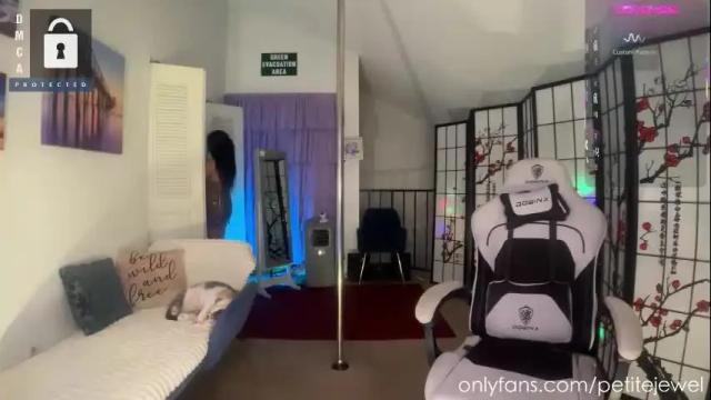 Image 8 of petitejewel Stream on Chaturbate on 13 days ago