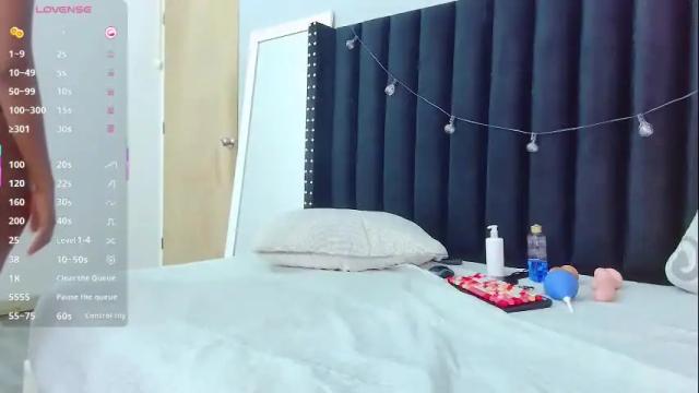 Image 6 of petitelittleebony Stream on Chaturbate on 13 days ago