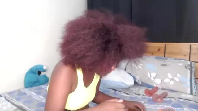 Image 3 of petiterissa Stream on Chaturbate on 20 months ago