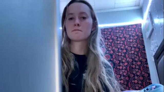 Image 2 of petitetinybabe Stream on Chaturbate on 25 months ago