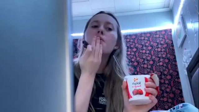 Image 3 of petitetinybabe Stream on Chaturbate on 25 months ago