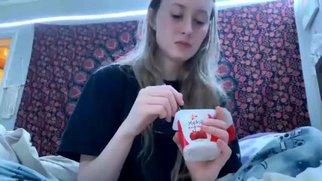 Image 4 of petitetinybabe Stream on Chaturbate on 25 months ago