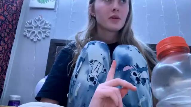 Image 7 of petitetinybabe Stream on Chaturbate on 25 months ago