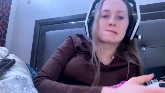 Image 4 of petitetinybabe Stream on Chaturbate on 23 months ago