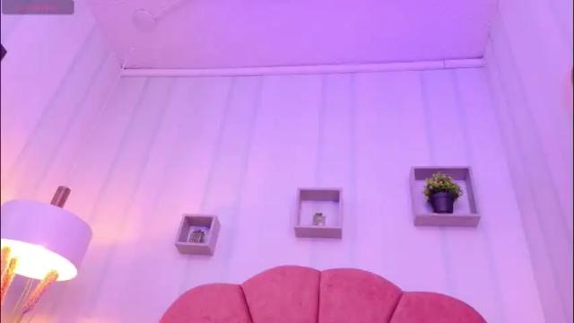 Image 12 of pettit_courtny Stream on Chaturbate on 2 months ago