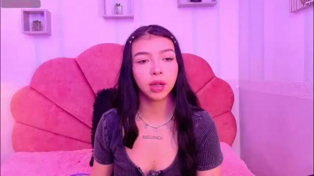 Image 2 of pettit_courtny Stream on Chaturbate on 2 months ago
