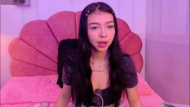 Image 3 of pettit_courtny Stream on Chaturbate on 2 months ago