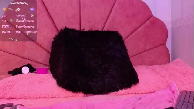 Image 10 of pettit_courtny Stream on Chaturbate on 2 months ago