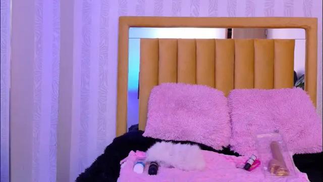 Image 7 of pettit_courtny Stream on Chaturbate on 2 months ago