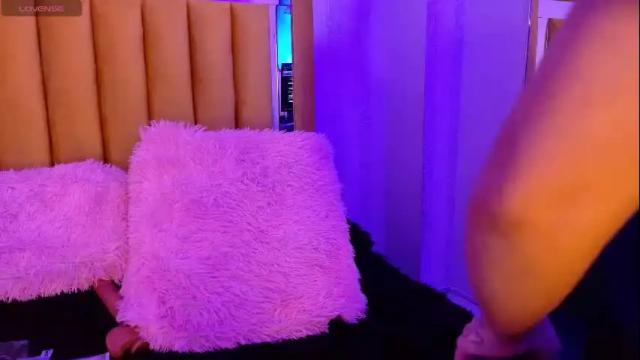 Image 2 of pettit_courtny Stream on Chaturbate on 2 months ago