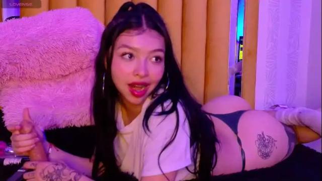 Image 6 of pettit_courtny Stream on Chaturbate on 2 months ago