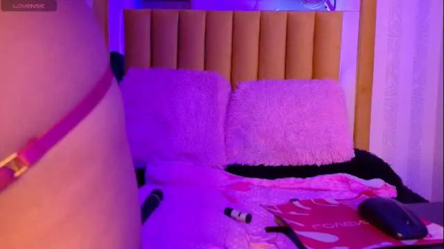 Image 4 of pettit_courtny Stream on Chaturbate on 2 months ago
