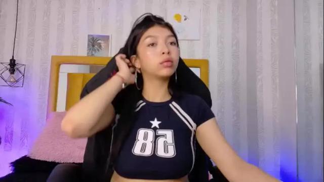 Image 2 of pettit_courtny Stream on Chaturbate on 1 month ago
