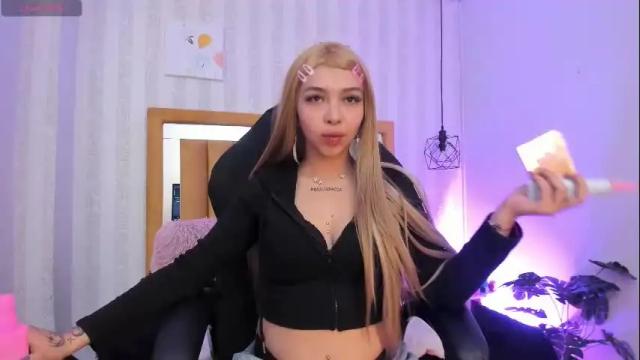 Image 2 of pettit_courtny Stream on Chaturbate on 1 month ago