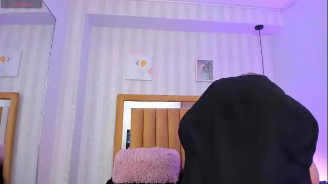 Image 7 of pettit_courtny Stream on Chaturbate on 1 month ago