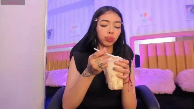 Image 2 of pettit_courtny Stream on Chaturbate on 24 days ago