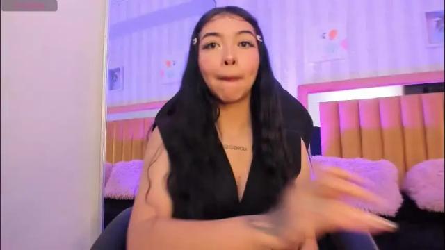 Image 4 of pettit_courtny Stream on Chaturbate on 24 days ago