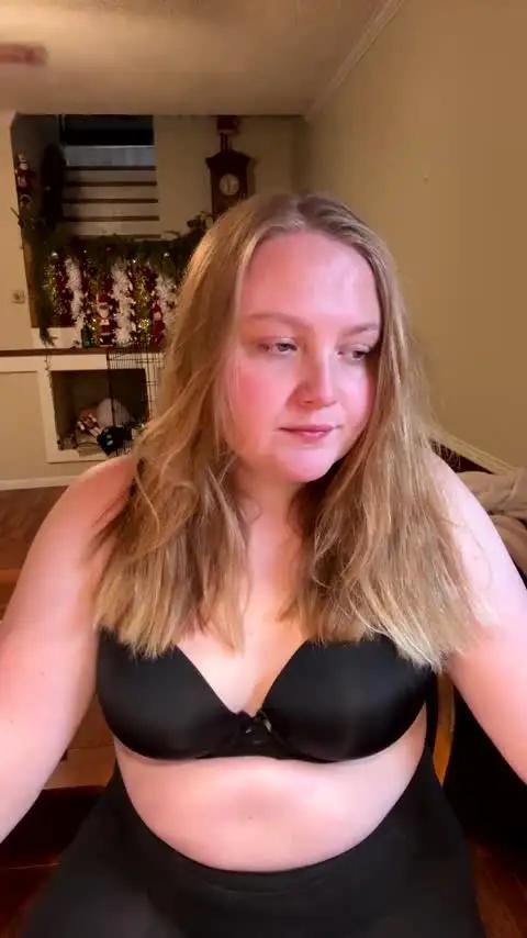 Image 12 of phatassblond Stream on Chaturbate on 1 month ago