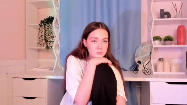 Image 12 of phoebeelliott Stream on Chaturbate on 25 months ago