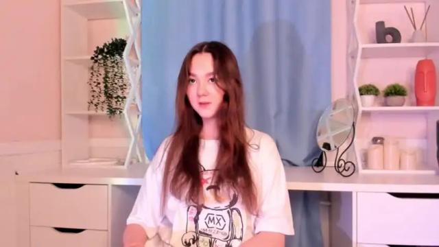 Image 2 of phoebeelliott Stream on Chaturbate on 25 months ago