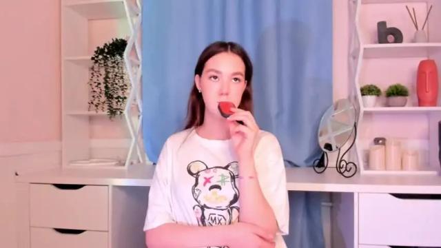 Image 3 of phoebeelliott Stream on Chaturbate on 25 months ago