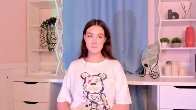 Image 4 of phoebeelliott Stream on Chaturbate on 25 months ago