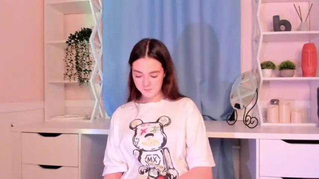 Image 8 of phoebeelliott Stream on Chaturbate on 25 months ago