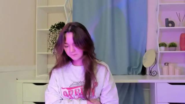 Image 4 of phoebeelliott Stream on Chaturbate on 17 months ago