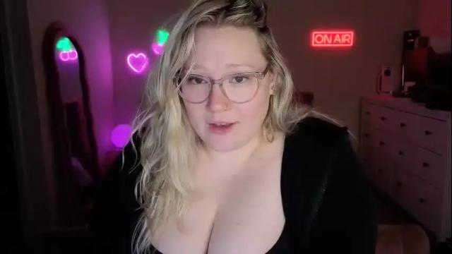 Image 11 of piggyrose Stream on Chaturbate on 16 days ago