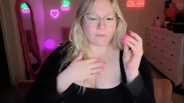 Image 12 of piggyrose Stream on Chaturbate on 16 days ago