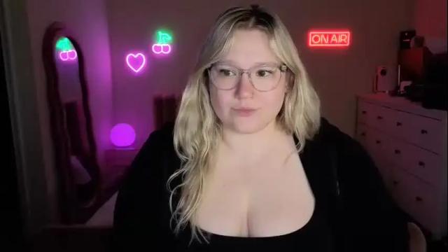 Image 2 of piggyrose Stream on Chaturbate on 16 days ago