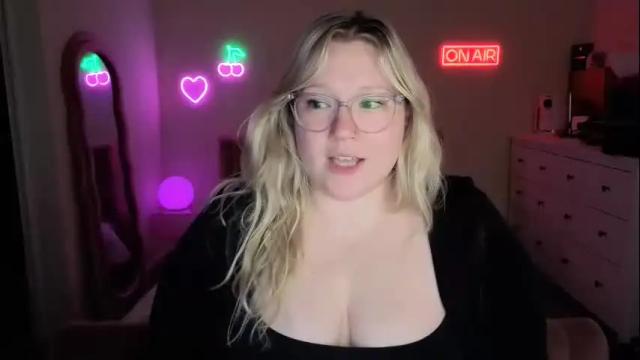 Image 3 of piggyrose Stream on Chaturbate on 16 days ago