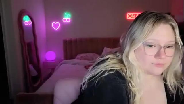 Image 4 of piggyrose Stream on Chaturbate on 16 days ago
