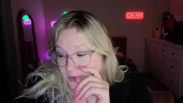 Image 8 of piggyrose Stream on Chaturbate on 16 days ago