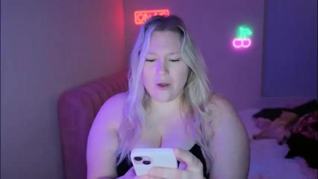 Image 4 of piggyrose Stream on Chaturbate on 12 days ago