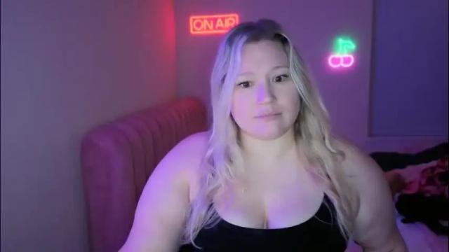 Image 8 of piggyrose Stream on Chaturbate on 12 days ago