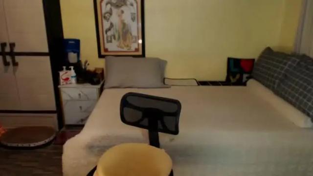Image 3 of pinaysluttyaira Stream on Chaturbate on 13 months ago