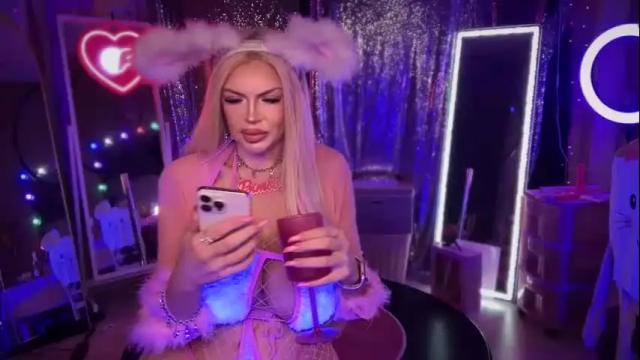 Image 7 of plasticfuckdoll Stream on Chaturbate on 1 month ago