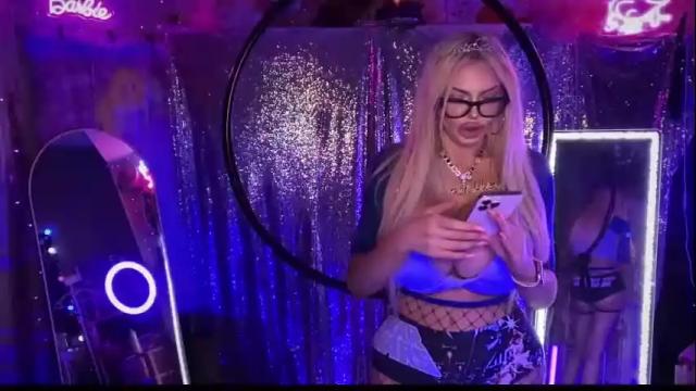 Image 11 of plasticfuckdoll Stream on Chaturbate on 1 month ago