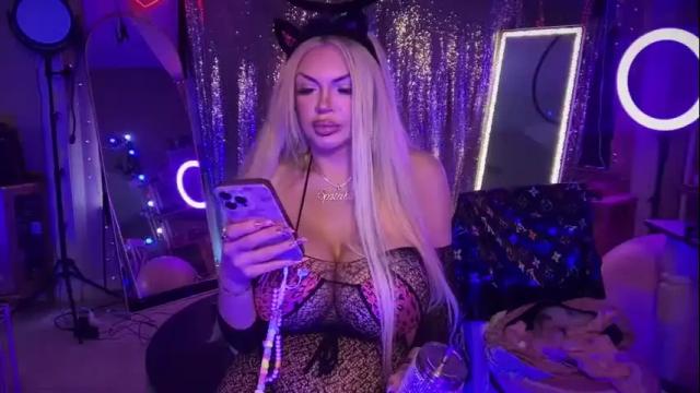 Image 4 of plasticfuckdoll Stream on Chaturbate on 1 month ago