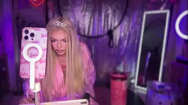 Image 8 of plasticfuckdoll Stream on Chaturbate on 7 days ago