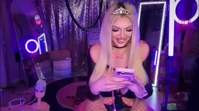 Image 6 of plasticfuckdoll Stream on Chaturbate on 1 month ago