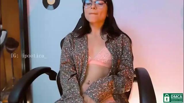 Image 3 of poeeticaa_ Stream on Chaturbate on 1 month ago