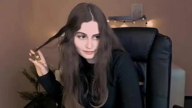 Image 4 of polyy_spinnet Stream on Chaturbate on 18 months ago